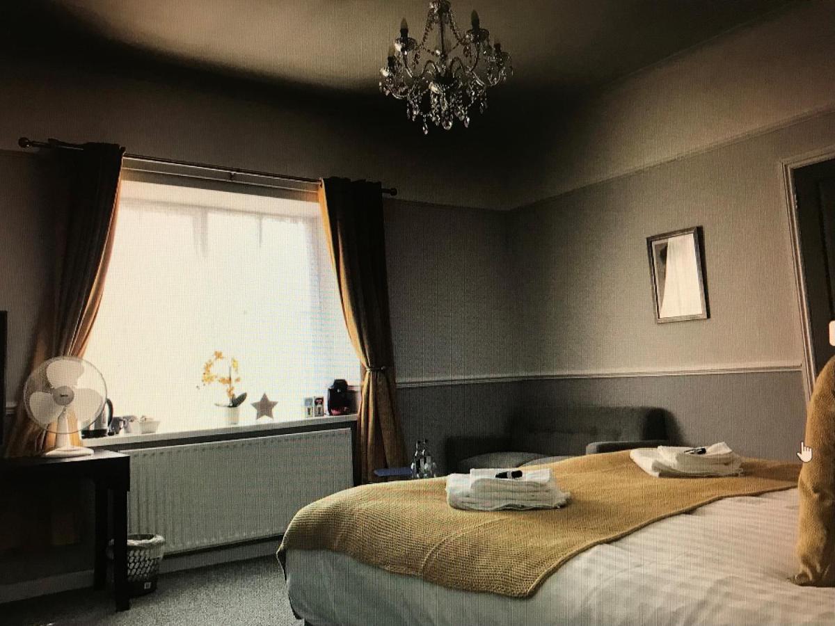 The Black Lion Royal Hotel 兰彼得 外观 照片