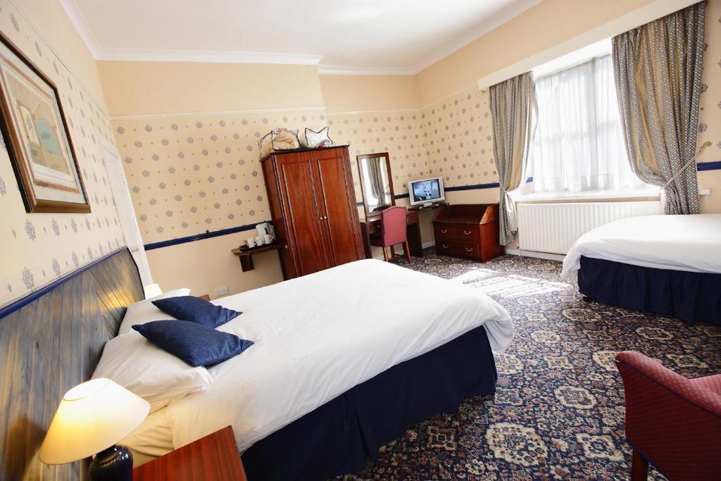 The Black Lion Royal Hotel 兰彼得 客房 照片