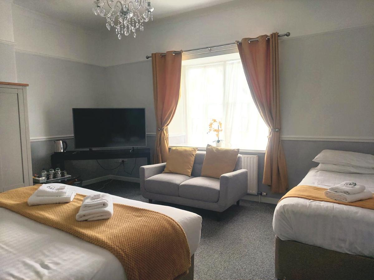 The Black Lion Royal Hotel 兰彼得 外观 照片