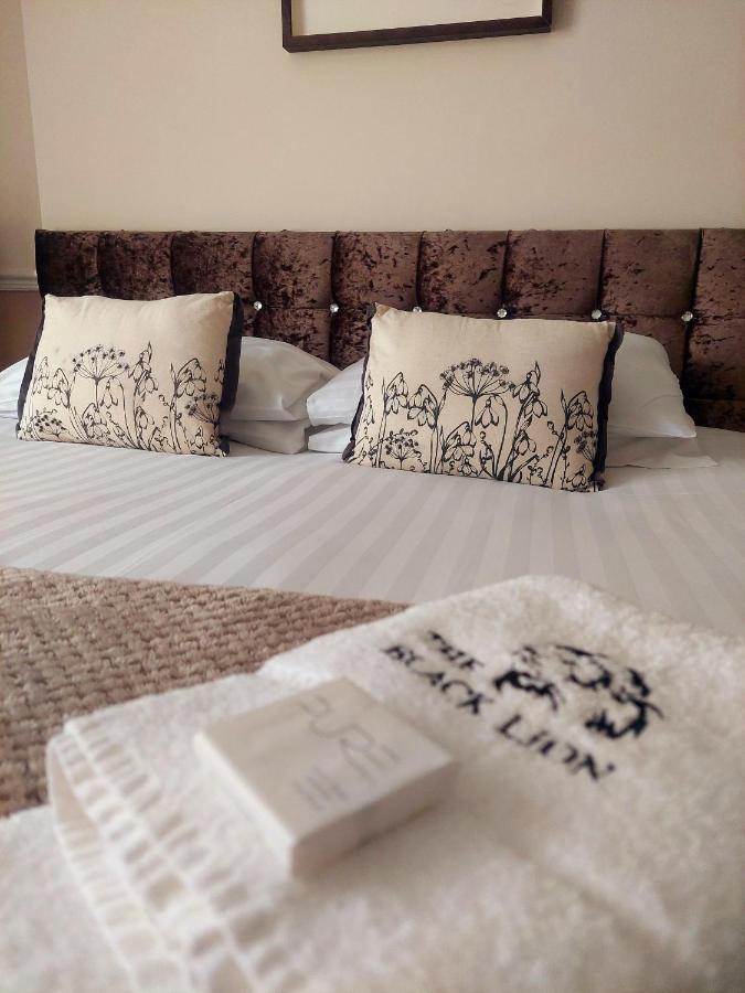 The Black Lion Royal Hotel 兰彼得 外观 照片