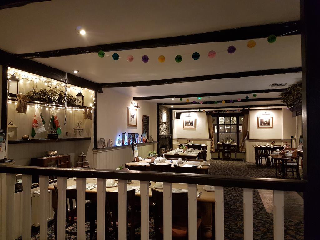 The Black Lion Royal Hotel 兰彼得 外观 照片